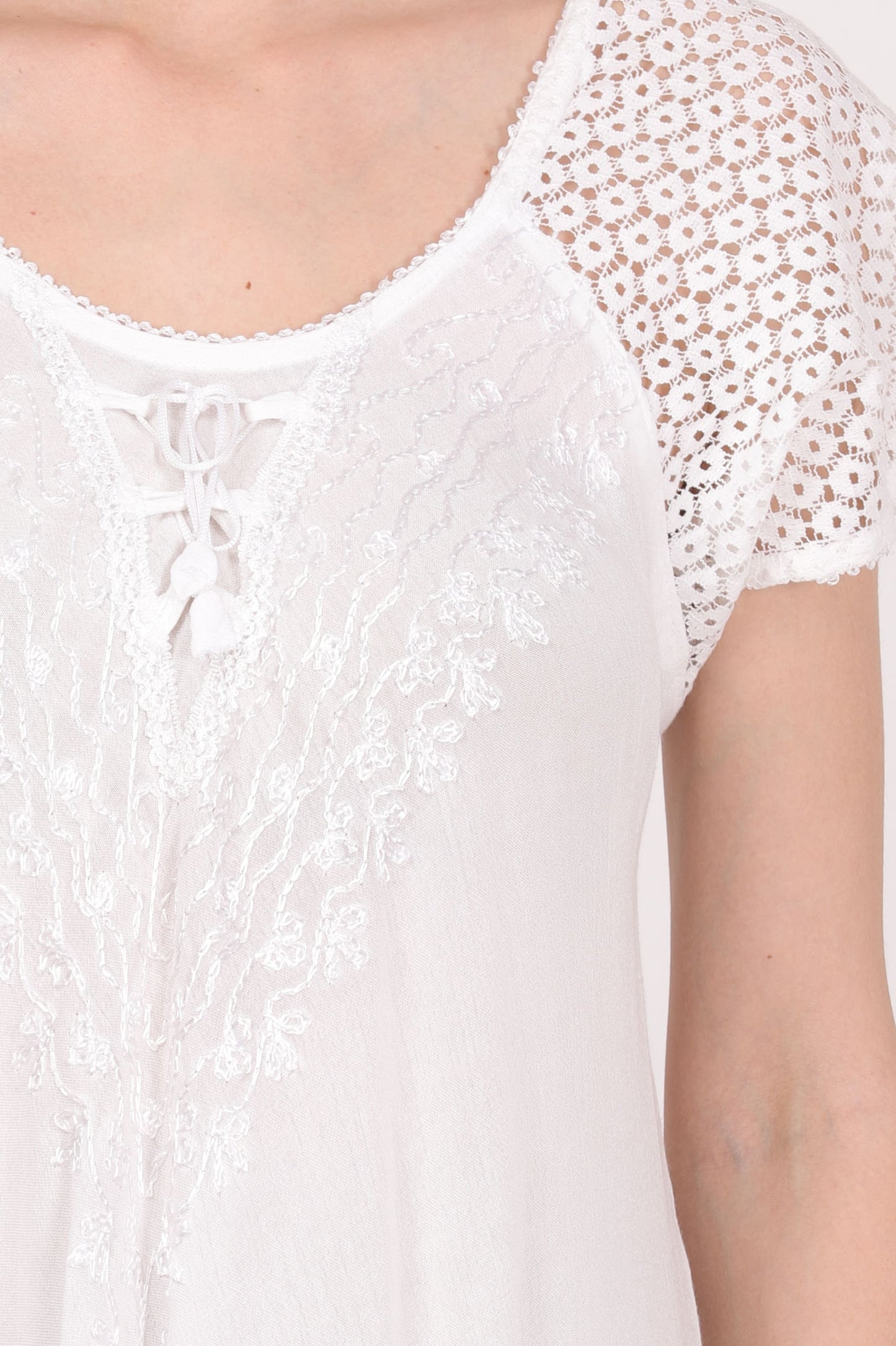 Vestido de dama blanco con mangas