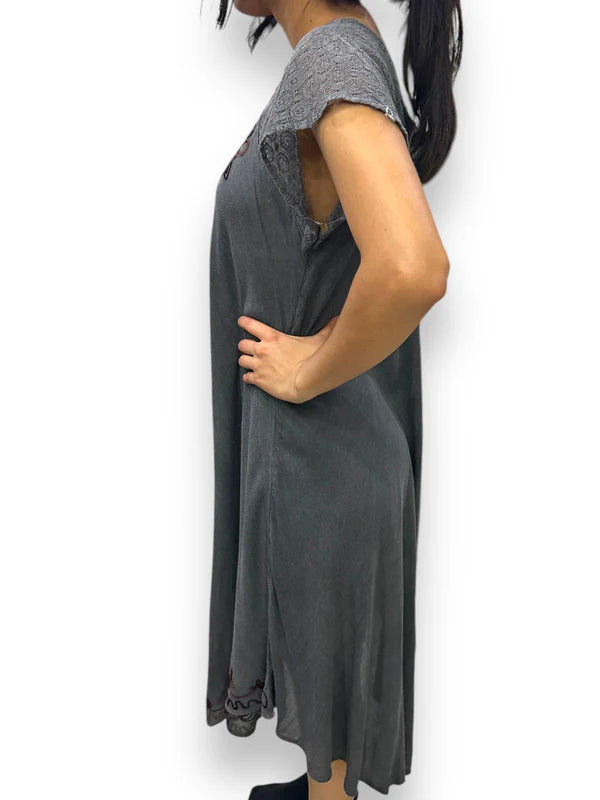 Vestido de dama gris con mangas