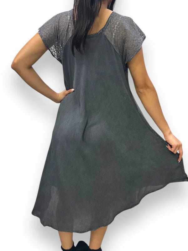 Vestido de dama gris con mangas