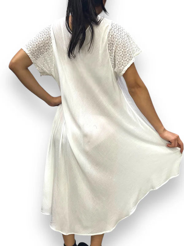 Vestido de dama blanco con mangas con bordados