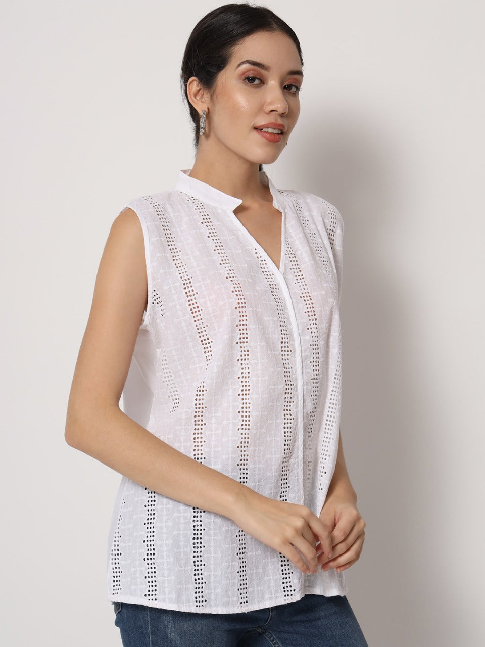 Blusa de Dama Blanca con Bordados sin Mangas