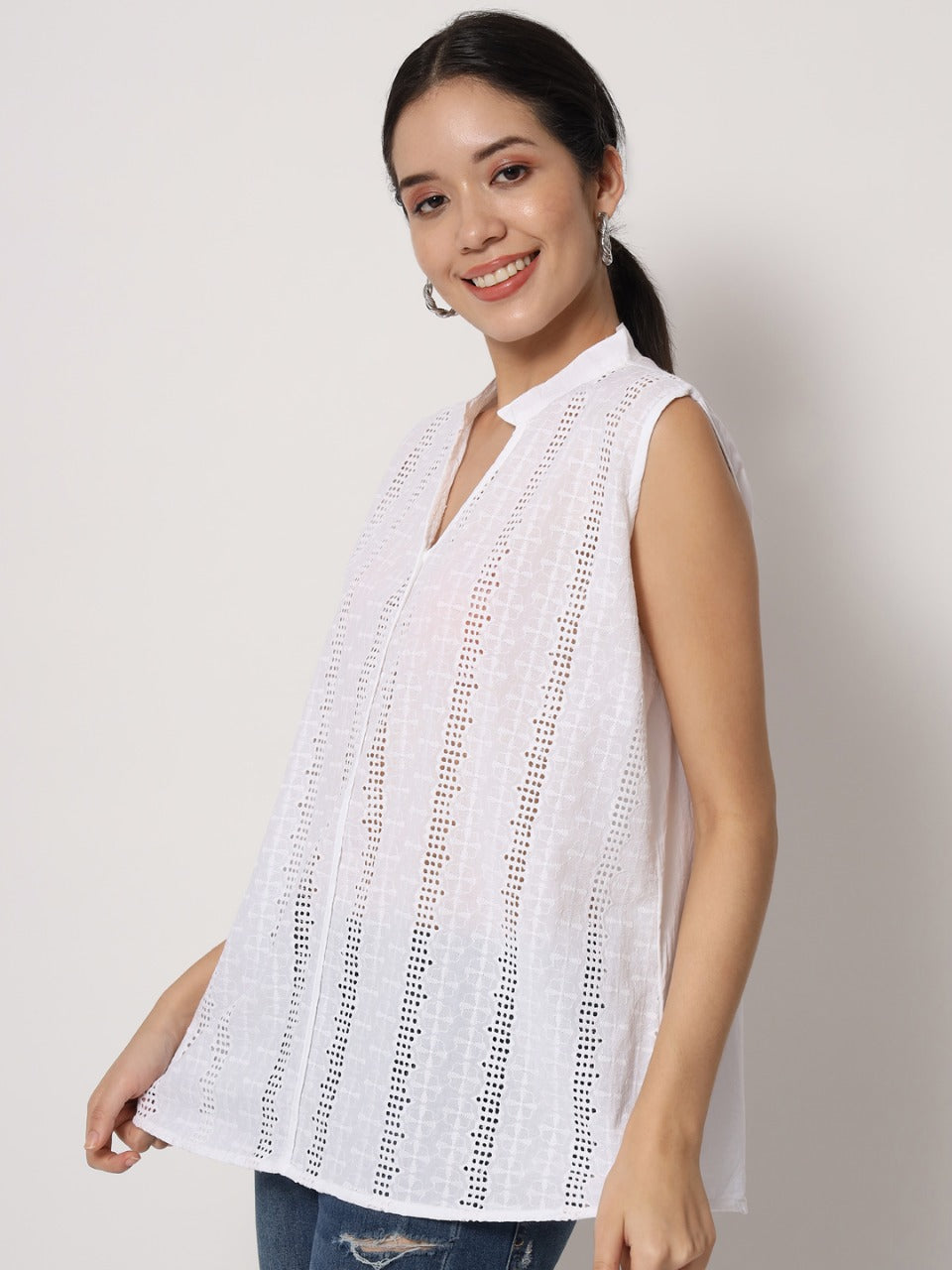 Blusa de Dama Blanca con Bordados sin Mangas