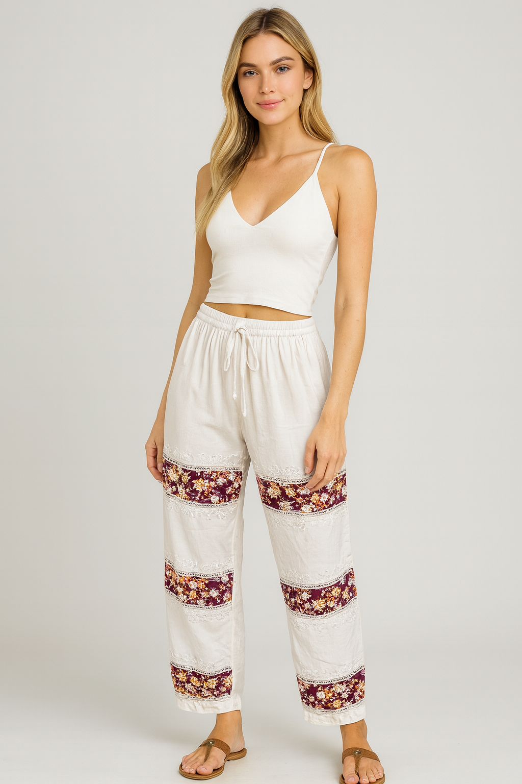 Pantalón Floral con Detalles Bordados