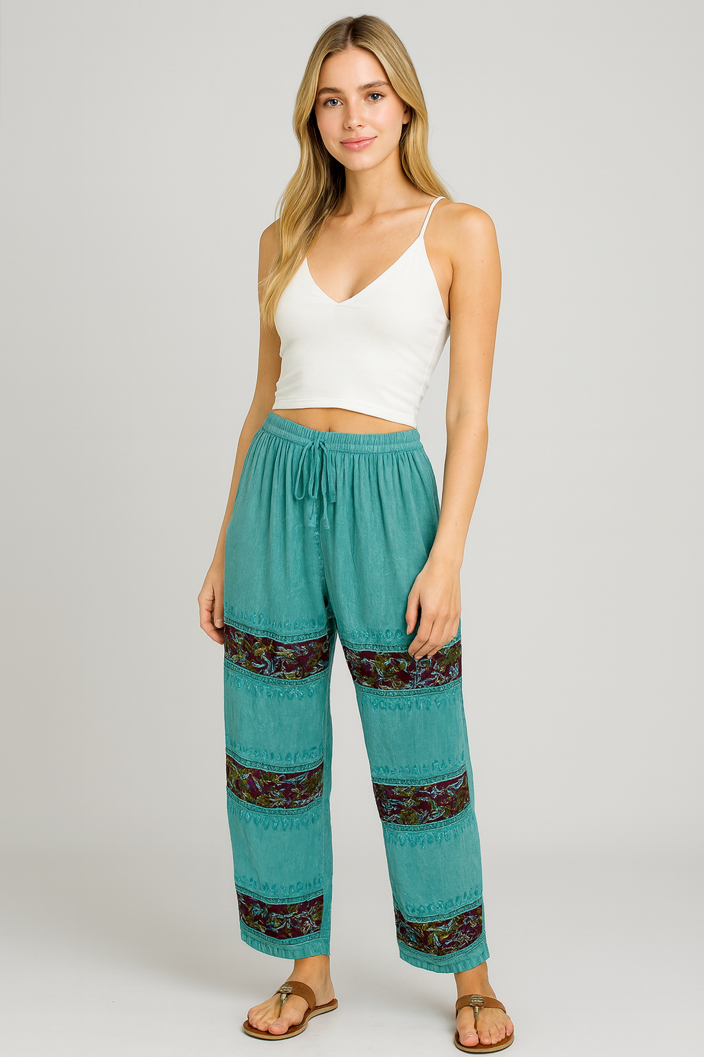 Pantalón Floral con Detalles Bordados