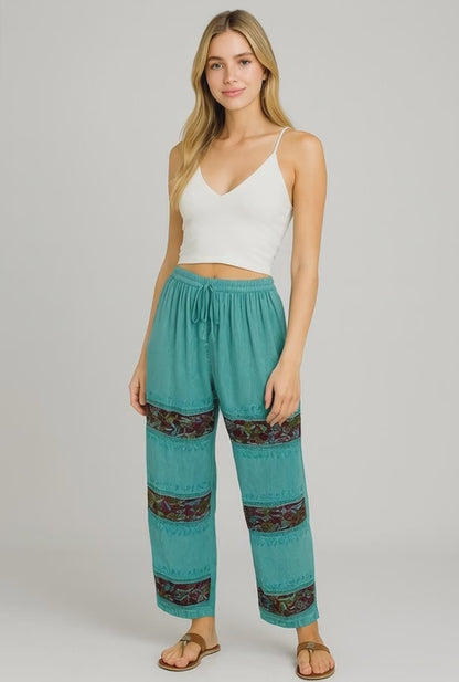 Pantalón Floral con Detalles Bordados