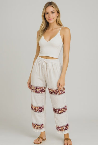 Pantalón Floral con Detalles Bordados